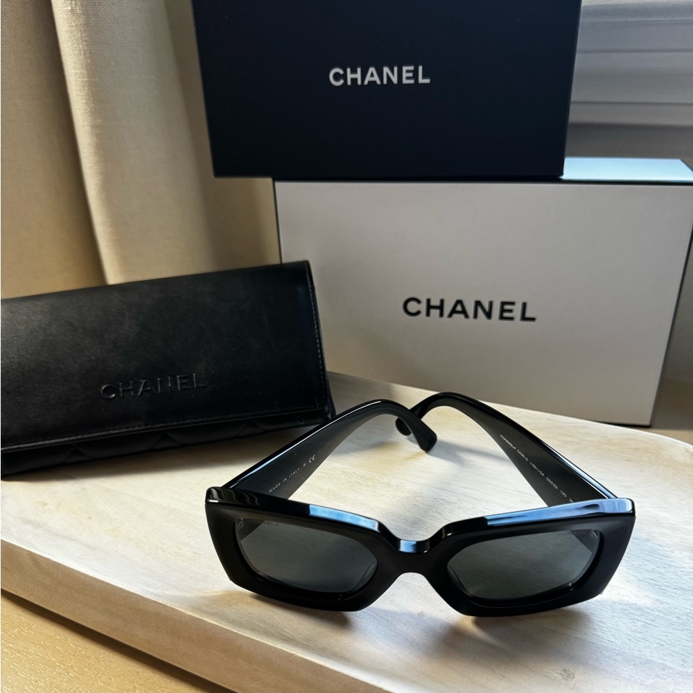 Chanel pre owned sunglasses . Black - silver sign .
